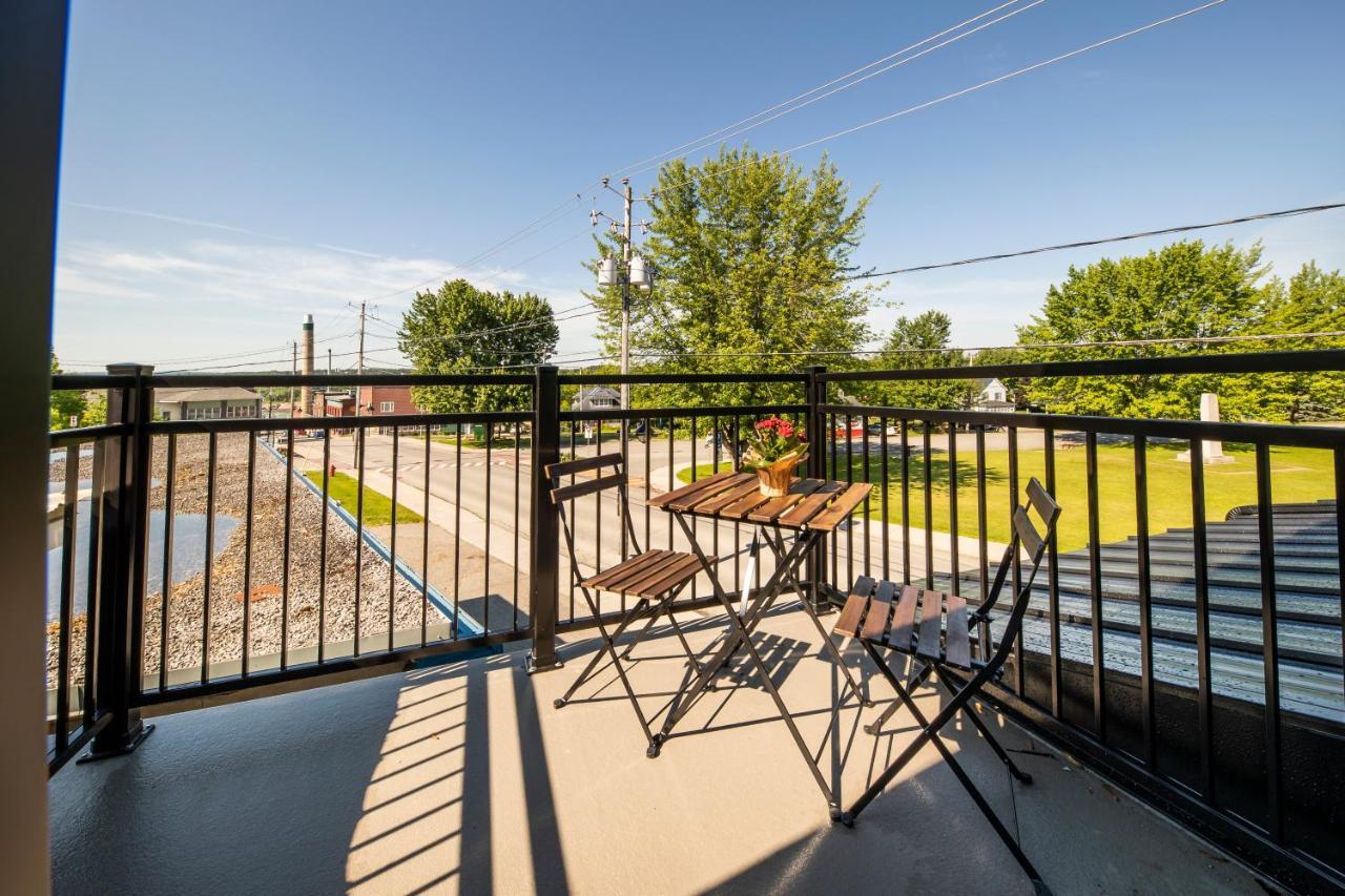 Square Victoria Maison Hoteliere East Angus Екстериор снимка